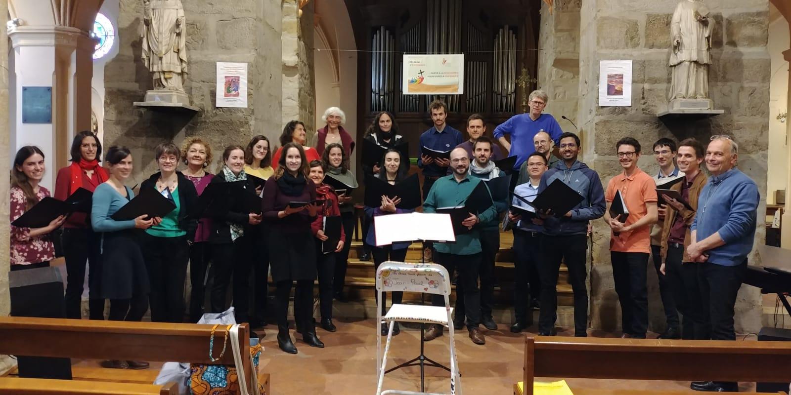 Le choeur rassemblé dans l'église d'Orsay, avant un concert