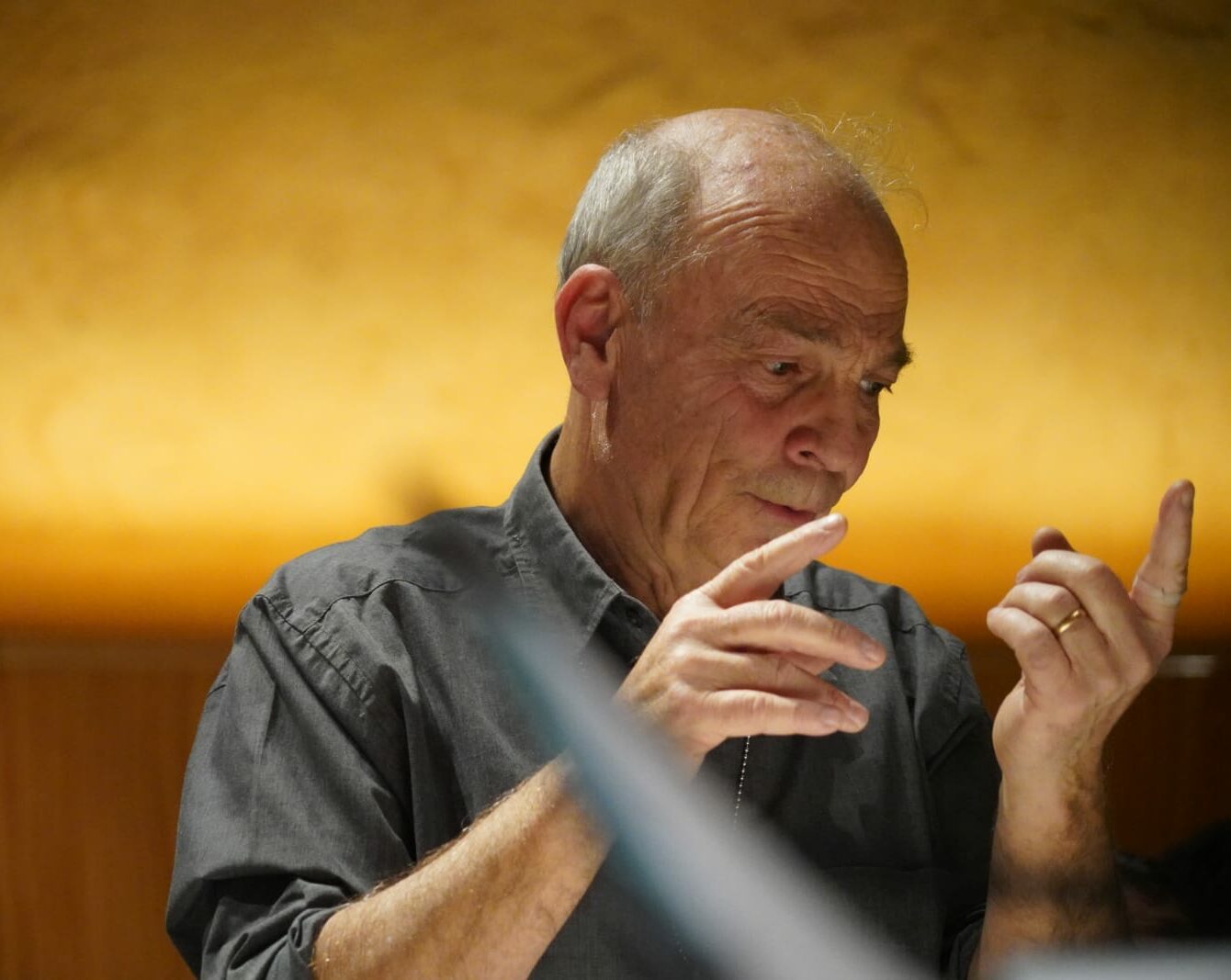 Jean-Paul Bosselut dirigeant le choeur